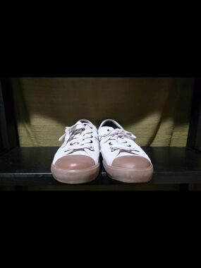 Simple White Low-Top Sneakers with Tan Rubber Toe